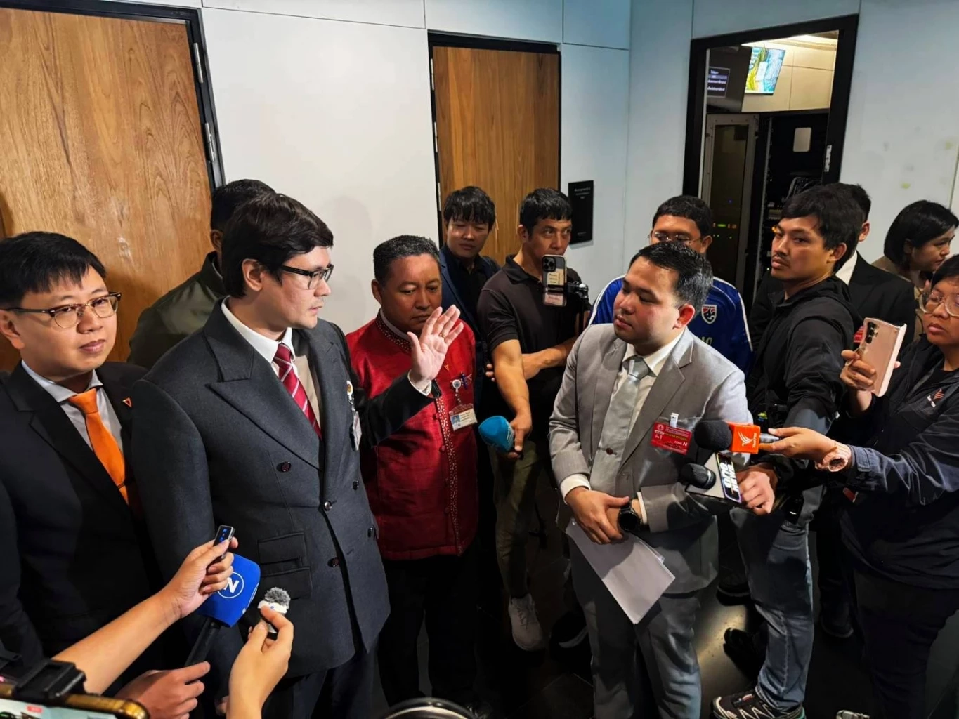 \"ธนดล\" ยัน รู้ทุกเรื่องความสัมพันธ์ \"เบน สมิธ-ธรรมนัส\" ท้า \"โรม\" หากมีหลักฐานไปแจ้งความ