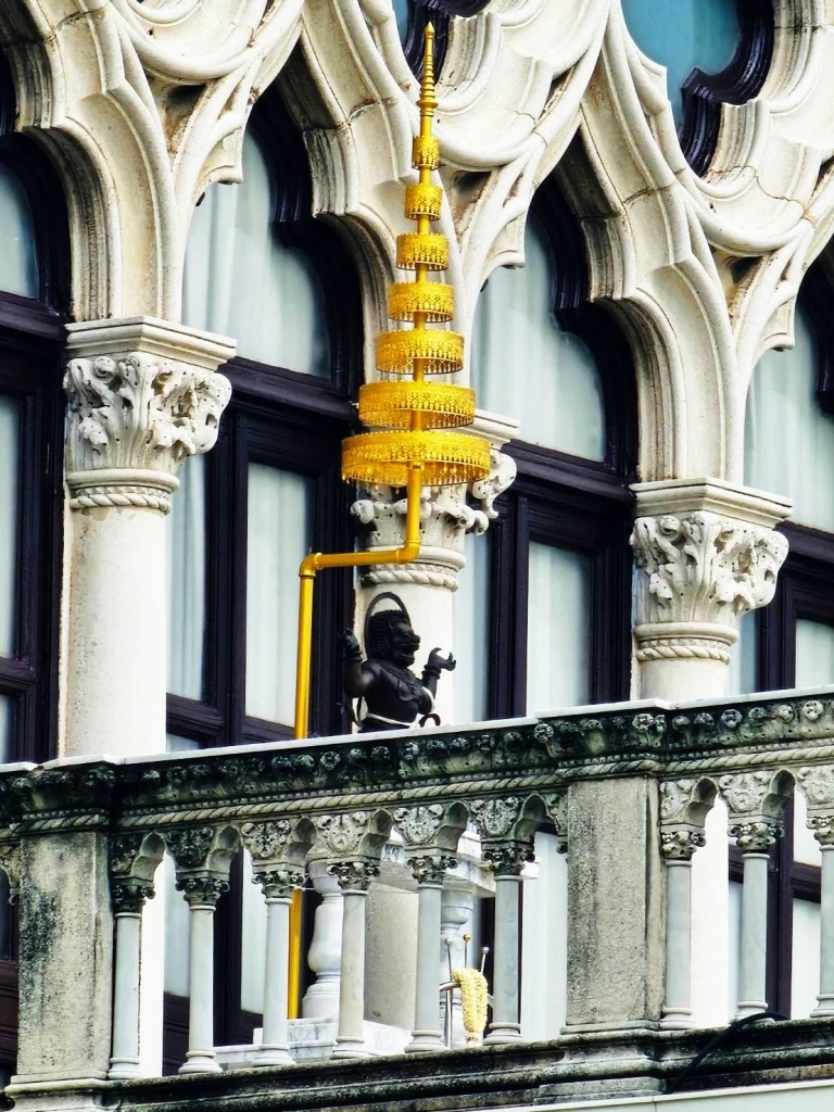 มูหนัก \"ตั้งฉัตรทอง 7 ชั้น\" ครอบ \"องค์นรสิงห์จำลอง\" บนตึกไทยคู่ฟ้า สัญลักษณ์แห่งอำนาจ-บารมี เสริมสิริมงคล