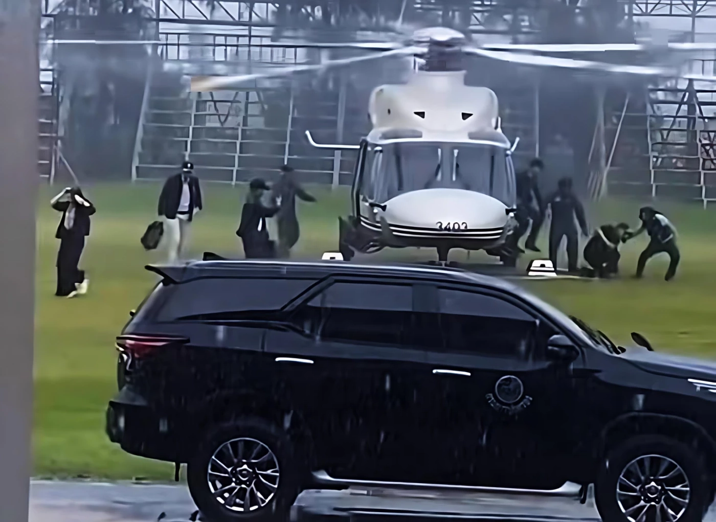 เปิดคลิปวินาที! \"นายกฯอนุทิน\" ก้าวพลาด \"สะดุดบันได ฮ.\"