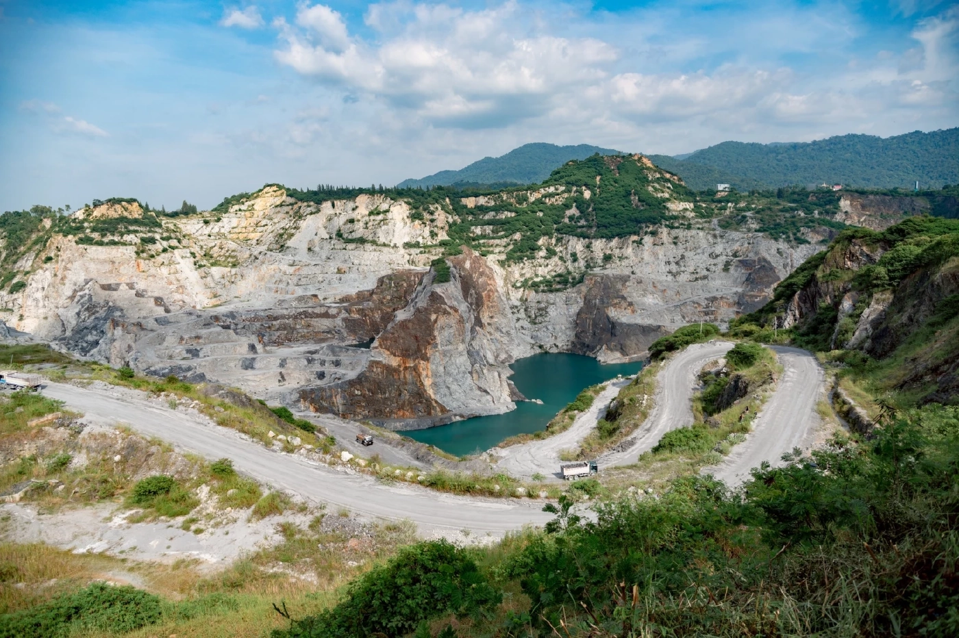 รมช.อุตสาหกรรม ตรวจเหมืองเขาเชิงเทียนต้นแบบ “เหมืองแร่สีเขียว”
