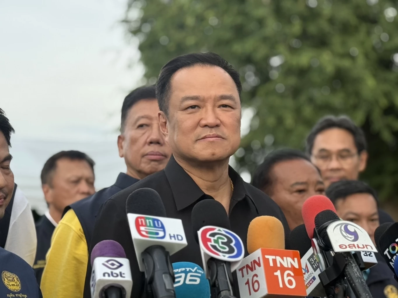 \"นายกฯอนุทิน\" ถามคนเป็นห่วงหรือสมน้ำหน้า? หลัง \"สะดุดล้มตอนลง ฮ.\"