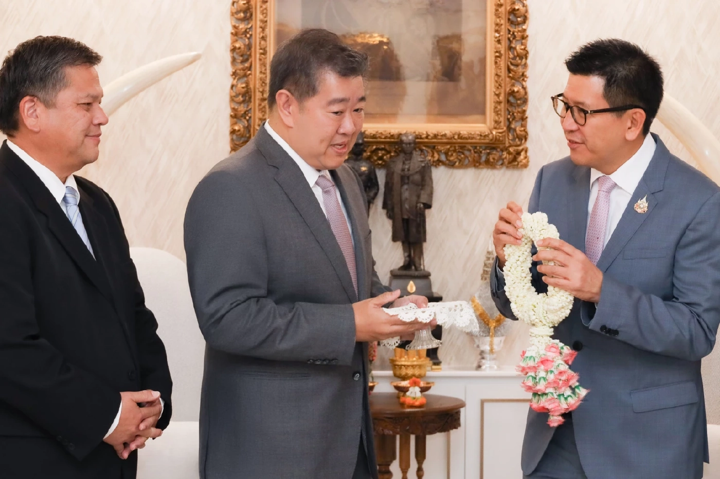 เลขาฯ กบข. นำคณะผู้บริหาร เข้าแสดงความยินดี รองนายกฯ และ รมว.-รมช. คลัง