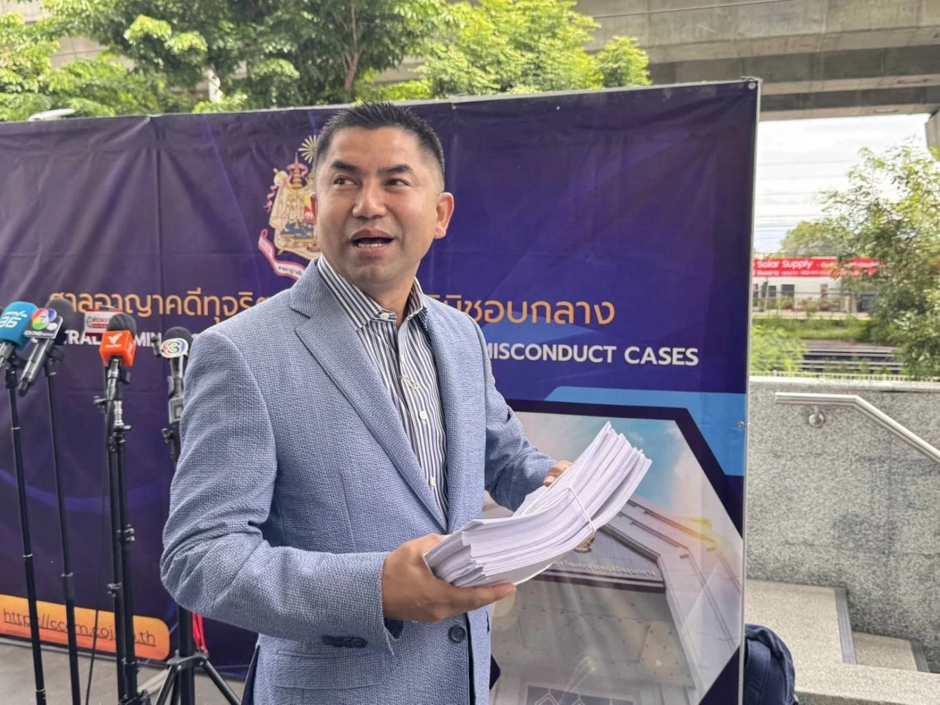 "พลตำรวจเอกสุรเชษฐ์  หักพาล"  อดีต รองผบ.ตร.