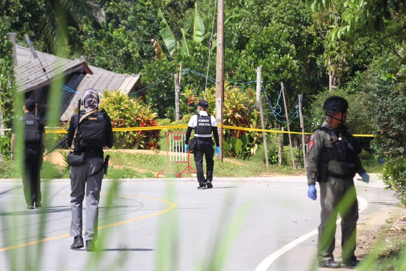 เปิดภาพวงจรปิด! โจรใต้ซุ่มยิงตำรวจ นปพ.จะแนะ เจ็บ 1 นาย (มีคลิป)