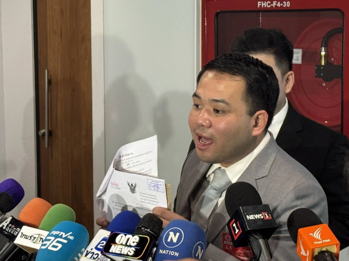 \"ธนดล\" ยัน รู้ทุกเรื่องความสัมพันธ์ \"เบน สมิธ-ธรรมนัส\" ท้า \"โรม\" หากมีหลักฐานไปแจ้งความ