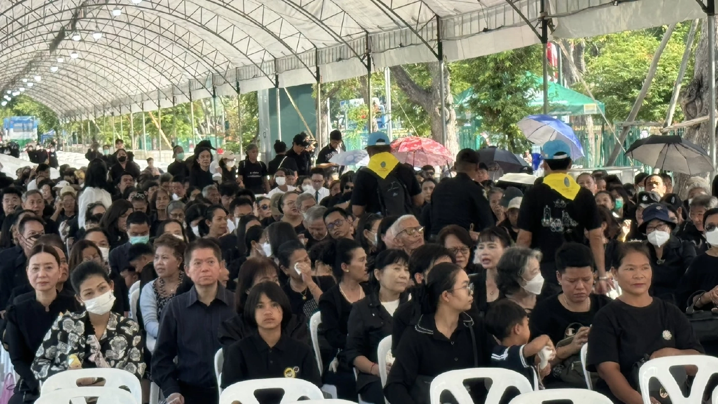 พสกนิกรชาวไทยทยอยเข้าถวายน้ำสรงพระบรมศพ หน้าพระฉายาลักษณ์  "สมเด็จพระพันปีหลวง"