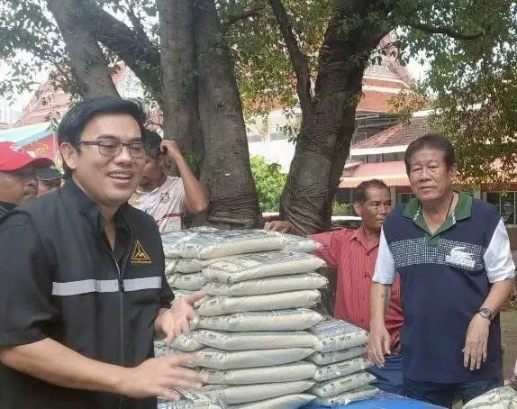 ดร.ปราบ ร่วมกับฉลอง เรี่ยวแรง ออกพบปะชาวบ้าน