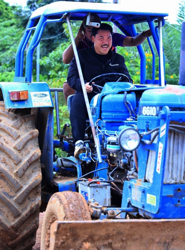 สะใจคนไทย! \"กัน จอมพลัง\" ขับรถไถพุ่งชนรั้ว \"กัมพูชา\" พังกระจุย (มีคลิป)