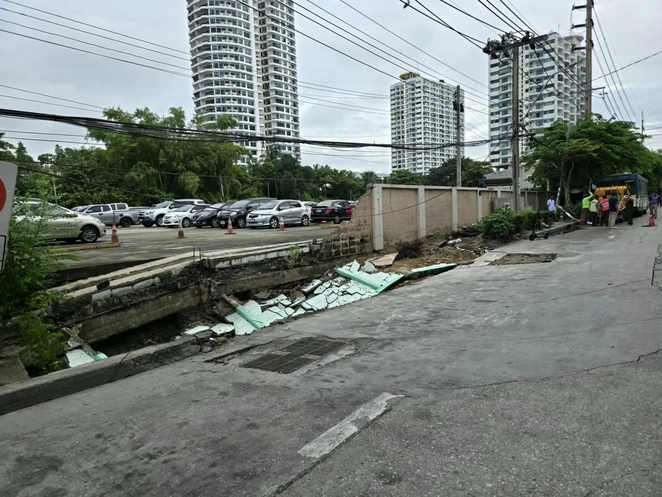 เร่งสแกน \"ถนนทรุด\" หน้าการไฟฟ้ายานนาวา พบเป็นจุดเดิมเคยซ่อมแล้ว