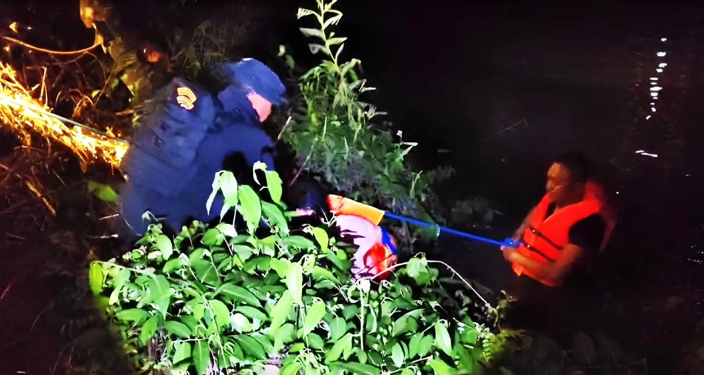 นาทีชีวิต! ทหารพรานฮีโร่โดดช่วย “บัญชีม้า” ตะคริวกินกลางคลอง หวิดจมน้ำดับ