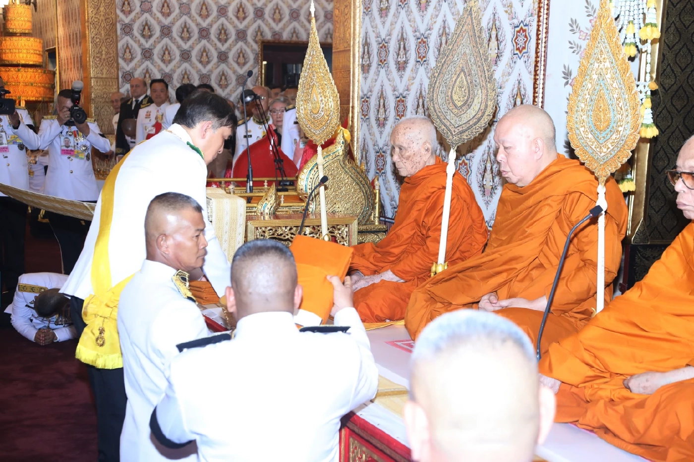 "ในหลวง-ราชินี" ถวายน้ำสรงพระบรมศพ "สมเด็จพระพันปีหลวง"