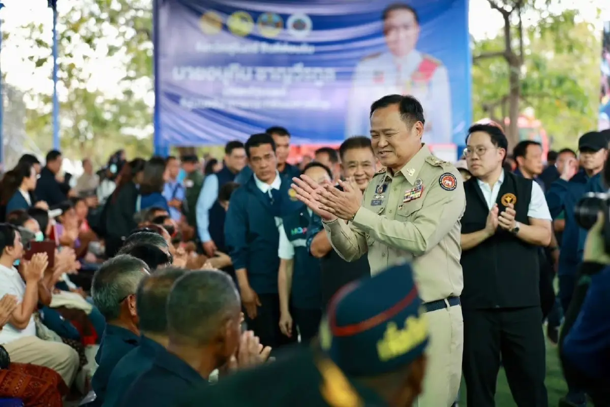 ปชช.กว่า 3 พันคน รอต้อนรับนายกฯอนุทิน ลงพื้นที่ชายแดนไทย–กัมพูชา