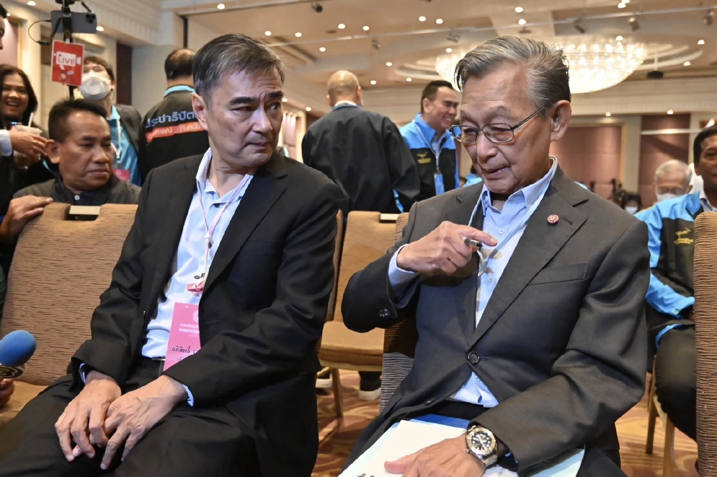 นายอภิสิทธิ์- นายชวน (แฟ้มภาพ)