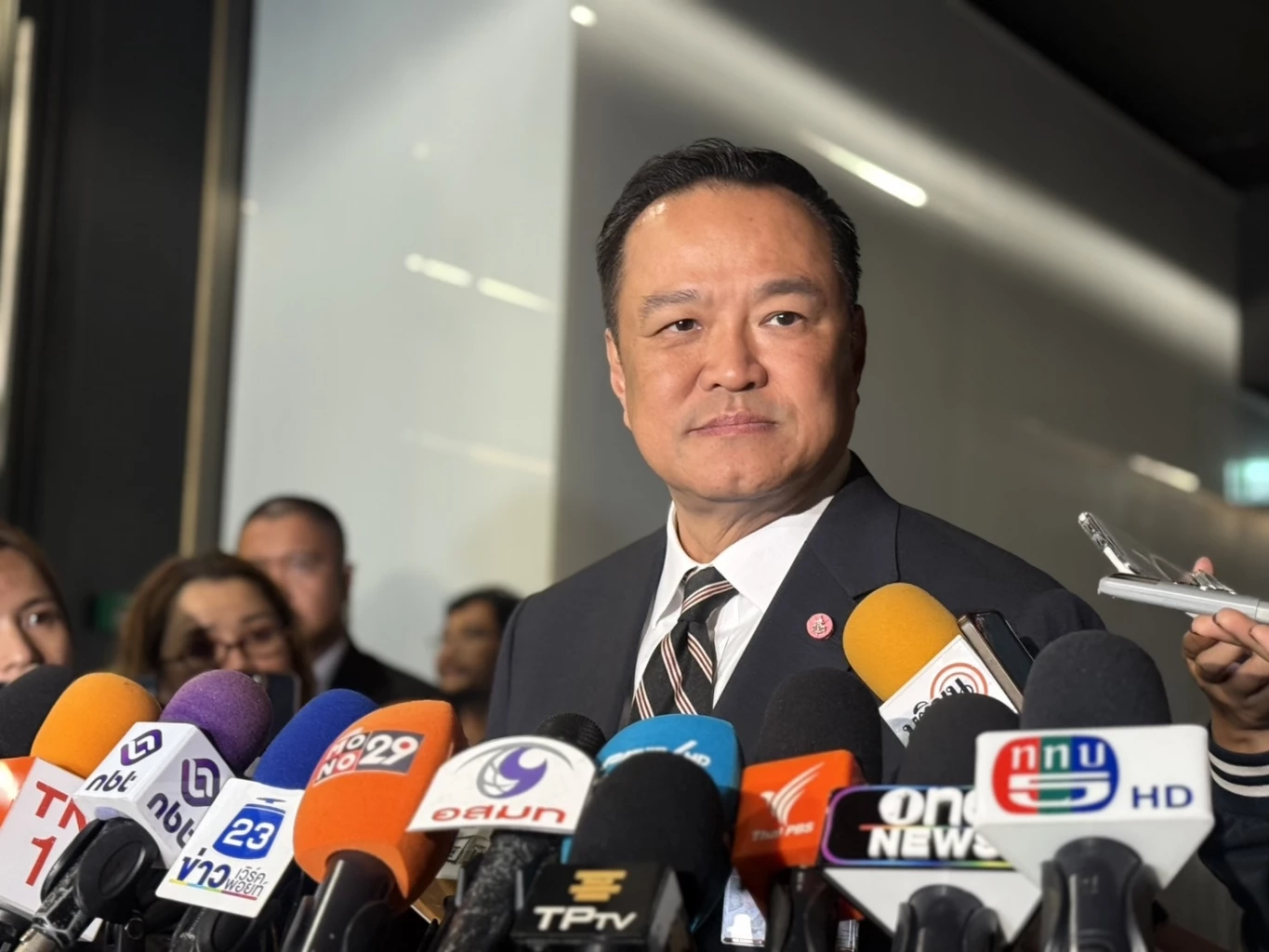 นายกฯ ปัดเอาคืนพรรคสีแดง โยกย้าย บิ๊กล็อต ขรก.มหาดไทย หวังล้างบาง