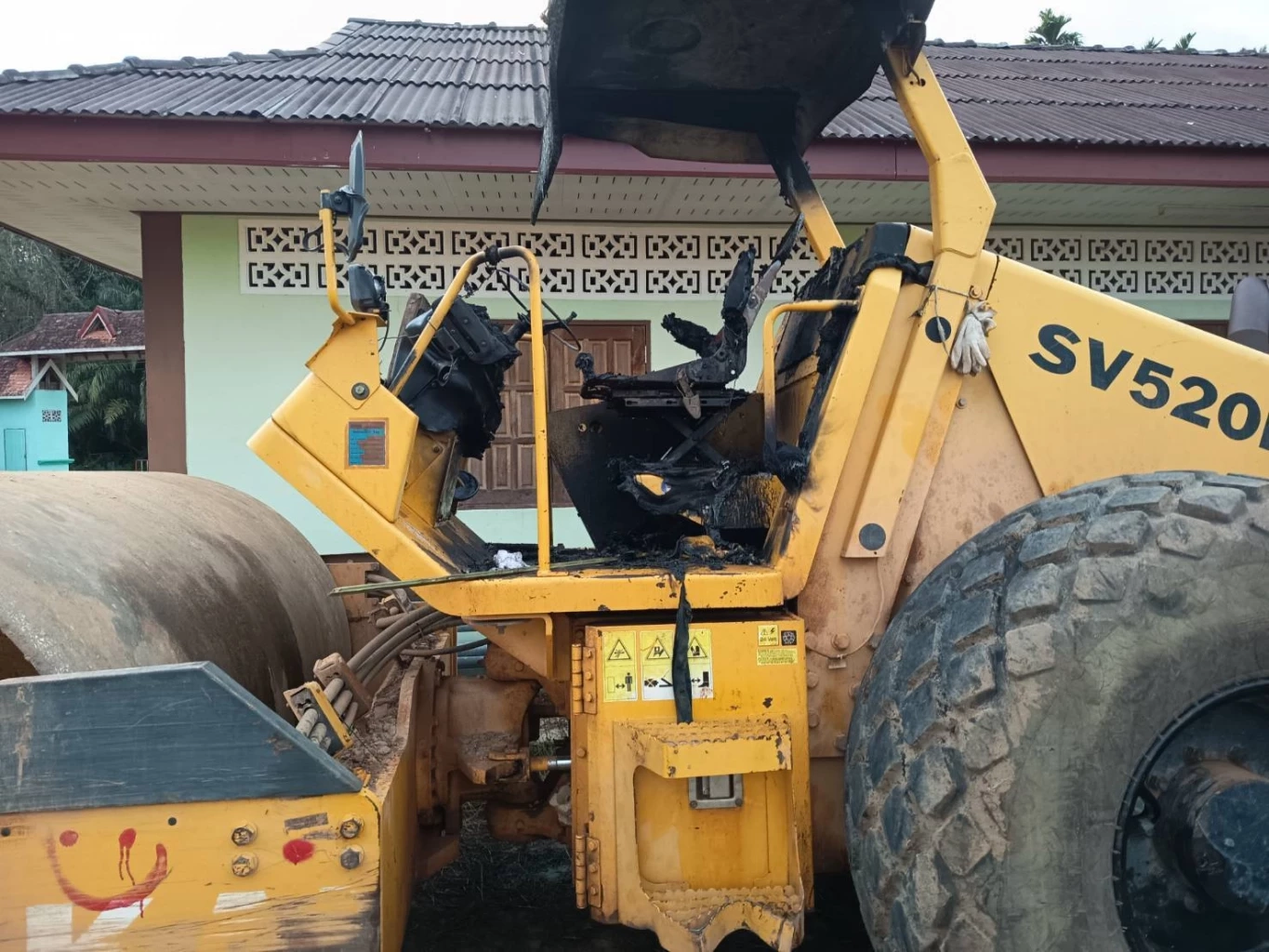 ระทึก! คนร้ายบุกเผารถทำถนน 4 คัน ที่เจาะไอร้อง จ.นราธิวาส