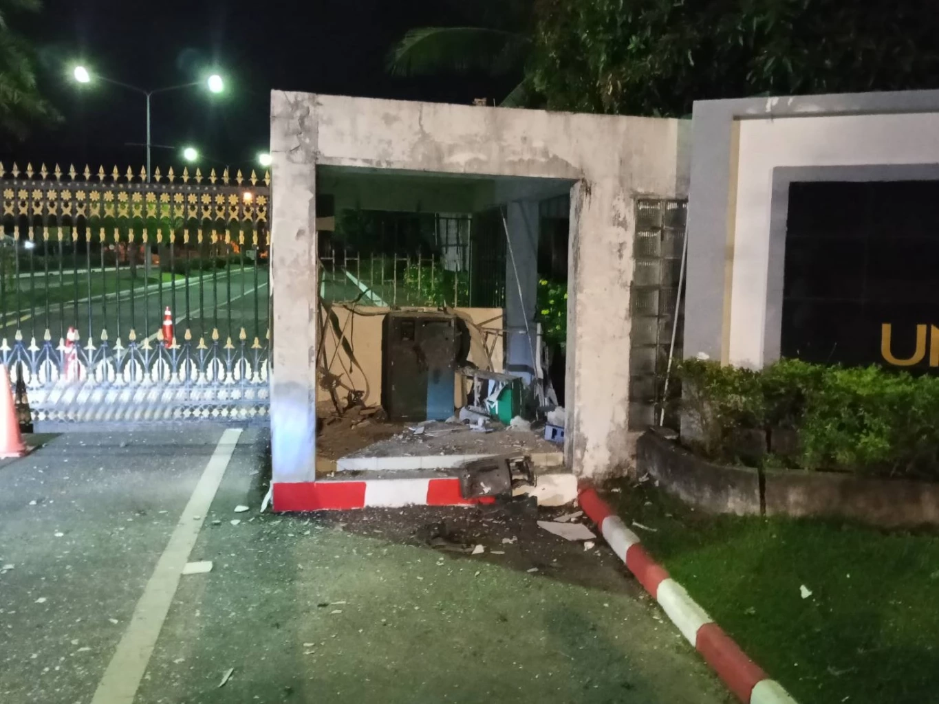 คนร้าย ลอบวางระเบิดตู้ ATM หน้า ม.ฟาฏอนี จับ รปภ. มัดมือ ปล้นลูกซองไป 2 กระบอก