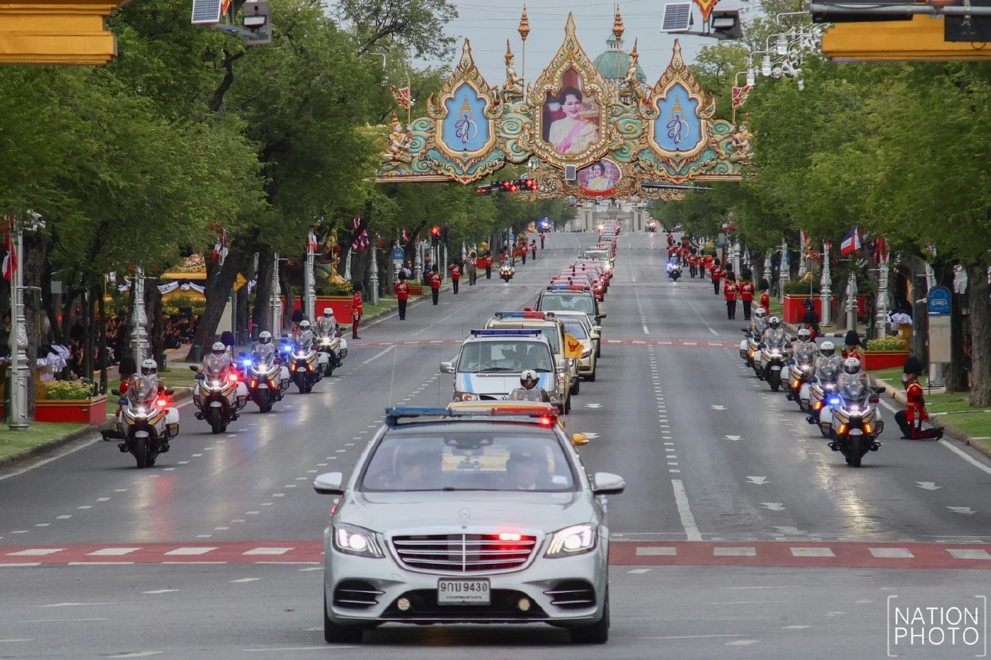 "ในหลวง-พระราชินี" เสด็จฯอัญเชิญพระบรมศพ "สมเด็จพันปีหลวง"