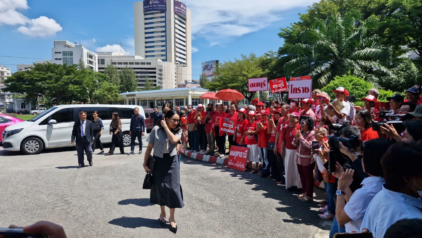 "แพทองธาร" ควง "พินทองทา" เข้าเยี่ยม "ทักษิณ" ที่เรือนจำกลางคลองเปรม (มีคลิป)
