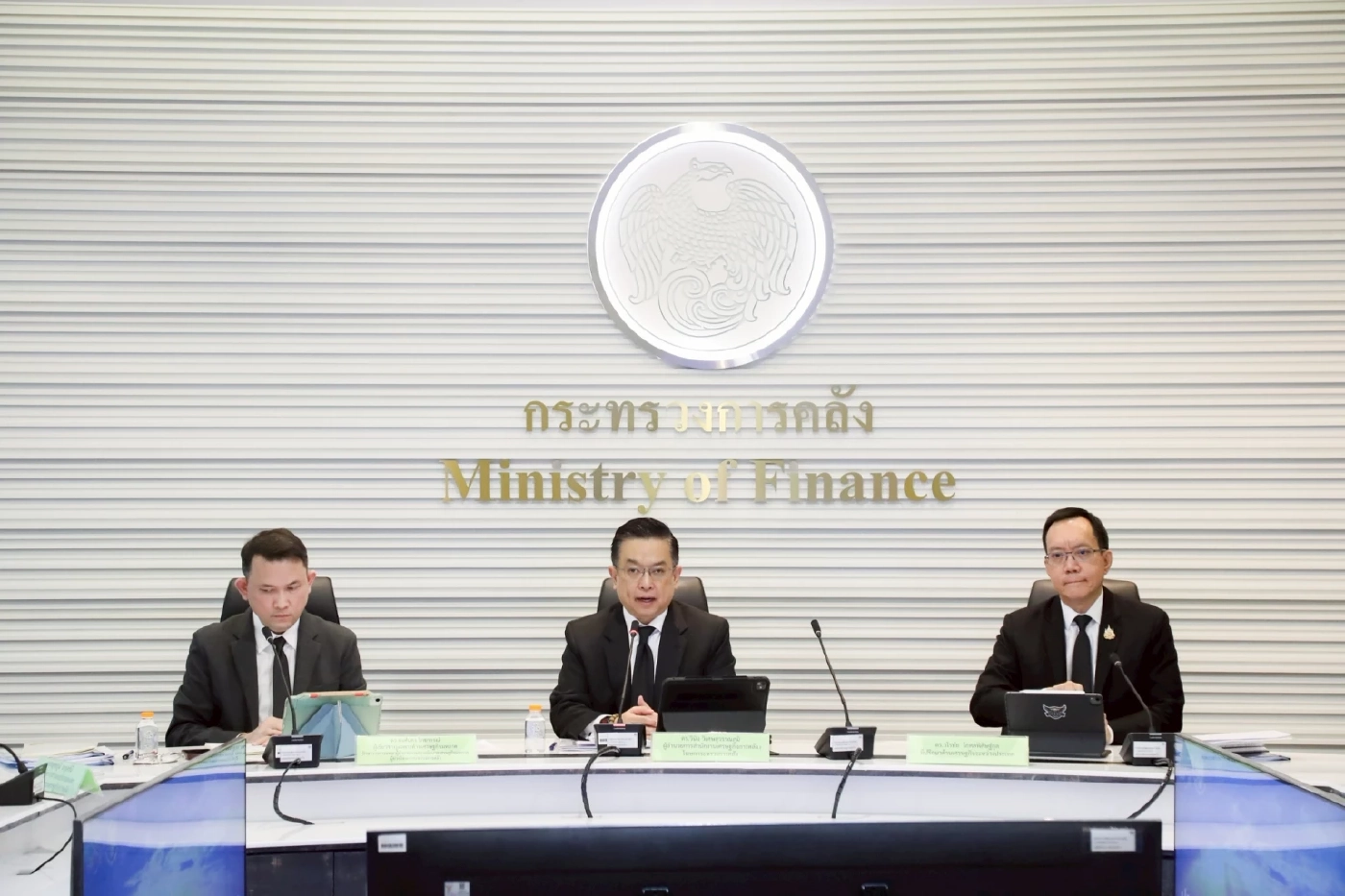 คลังเพิ่มเป้าจีดีพีปีนี้โต 2.4% รับแรงหนุนกระตุ้น ศก. ปลายปี