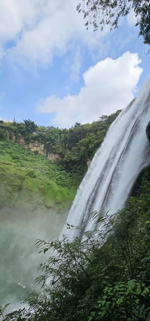 \"น้ำตกหวงกั่วซู่\" ใหญ่ที่สุดในจีน \"มณฑลกุ้ยโจว\" ยิ่งชมยิ่งสวย