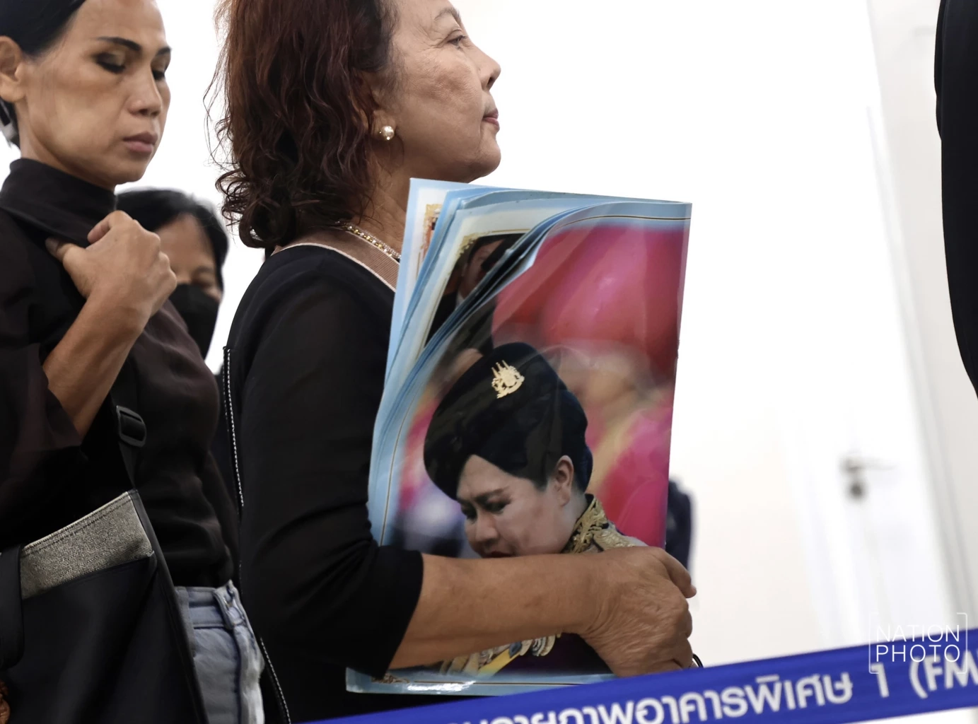 พสกนิกรชาวไทยทยอยเข้าถวายน้ำสรงพระบรมศพ หน้าพระฉายาลักษณ์  "สมเด็จพระพันปีหลวง"