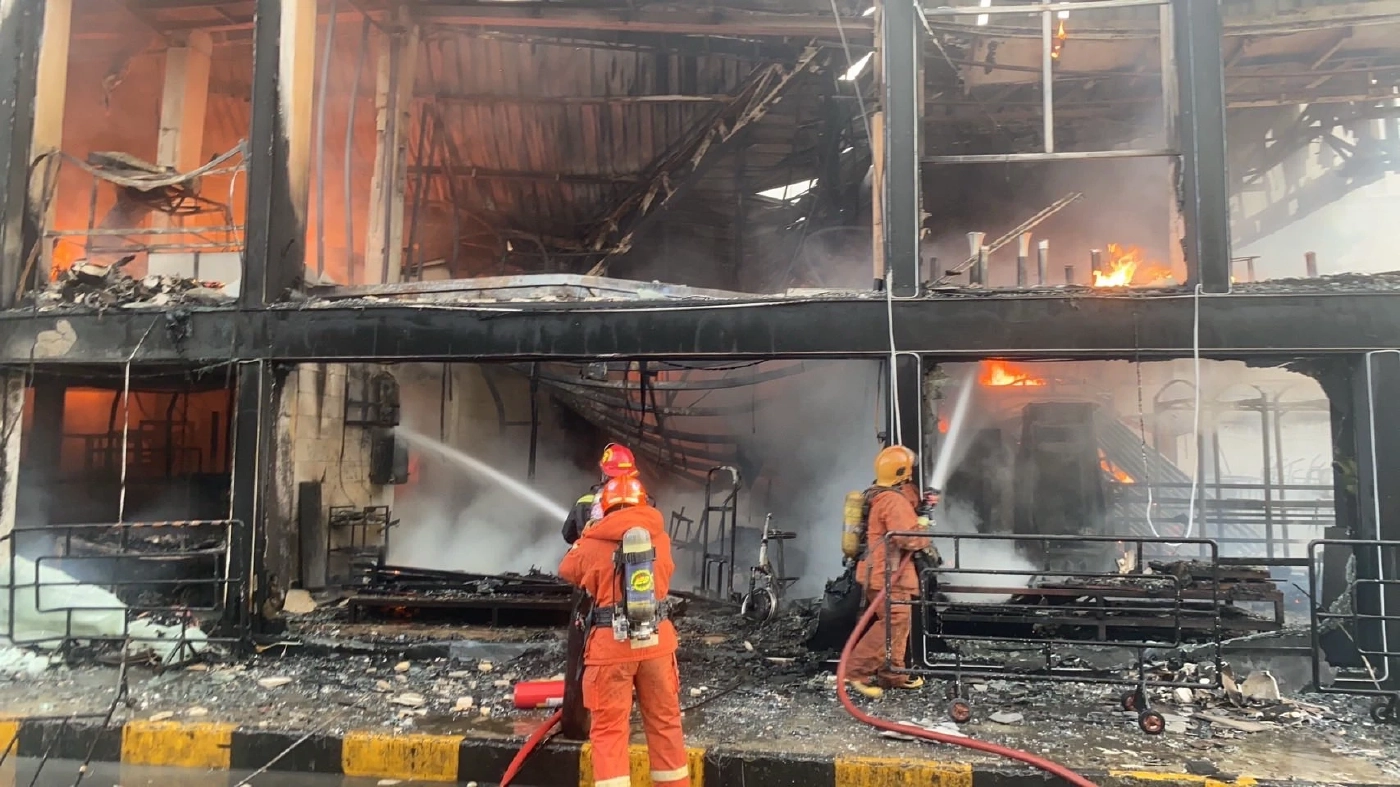 ด่วน! ไฟไหม้ร้านอาหารดัง ย่าน RCA ซอยศูนย์วิจัย-พระราม 9 เจ้าหน้าที่เร่งใช้น้ำดับ