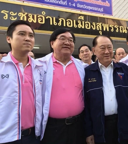 ภาพอดีตปี 62 จองชัย สวมเสื้อน้ำเงิน ชนประภัตร