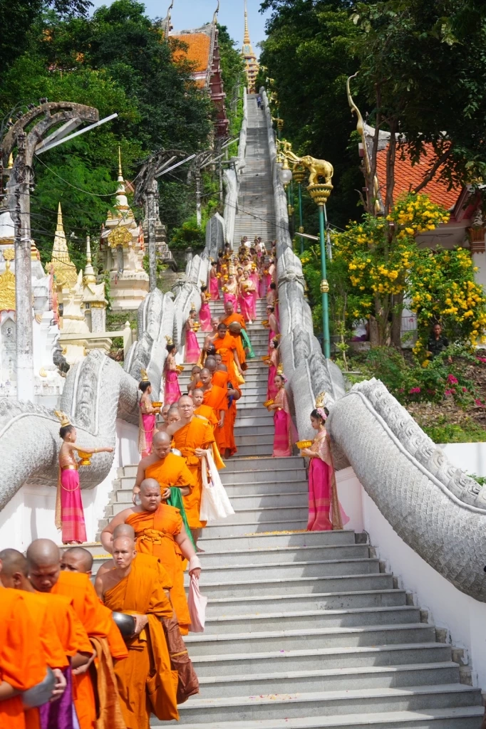 วธ.จัดใหญ่ประเพณี "ตักบาตรเทโว" เทศกาลออกพรรษา จ.อุทัยธานี