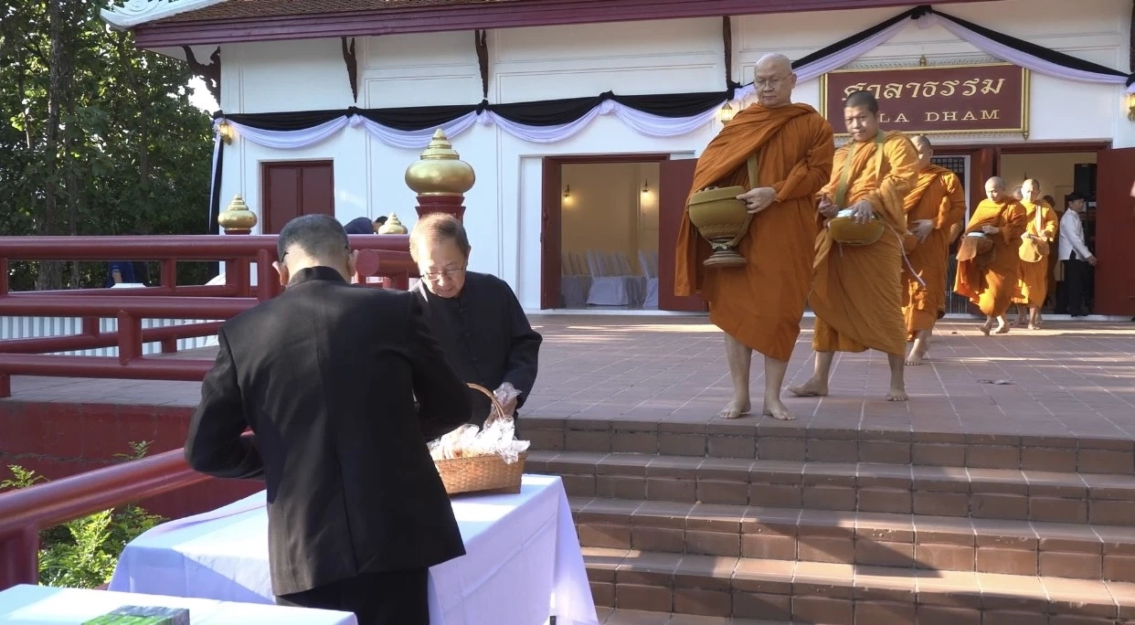 มช.จัดพิธีทำบุญตักบาตรน้อมเสด็จสู่สวรรคาลัย สมเด็จพระพันปีหลวง ต่อเนื่อง 7 วัน