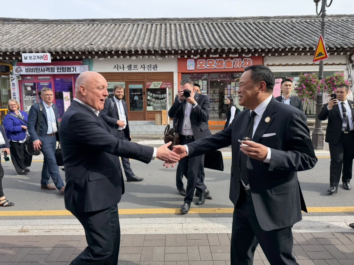 เปิดคลิป! "นายกฯอนุทิน" โผกอดทักทาย "นายกฯนิวซีแลนด์" หลังเจอกันโดยบังเอิญ