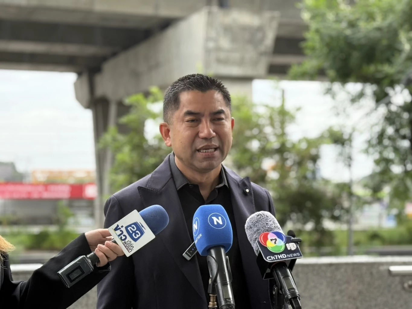 พล.ต.อ.สุรเชษฐ์ หักพาล  อดีตรองผู้บัญชาการตำรวจแห่งชาติ  