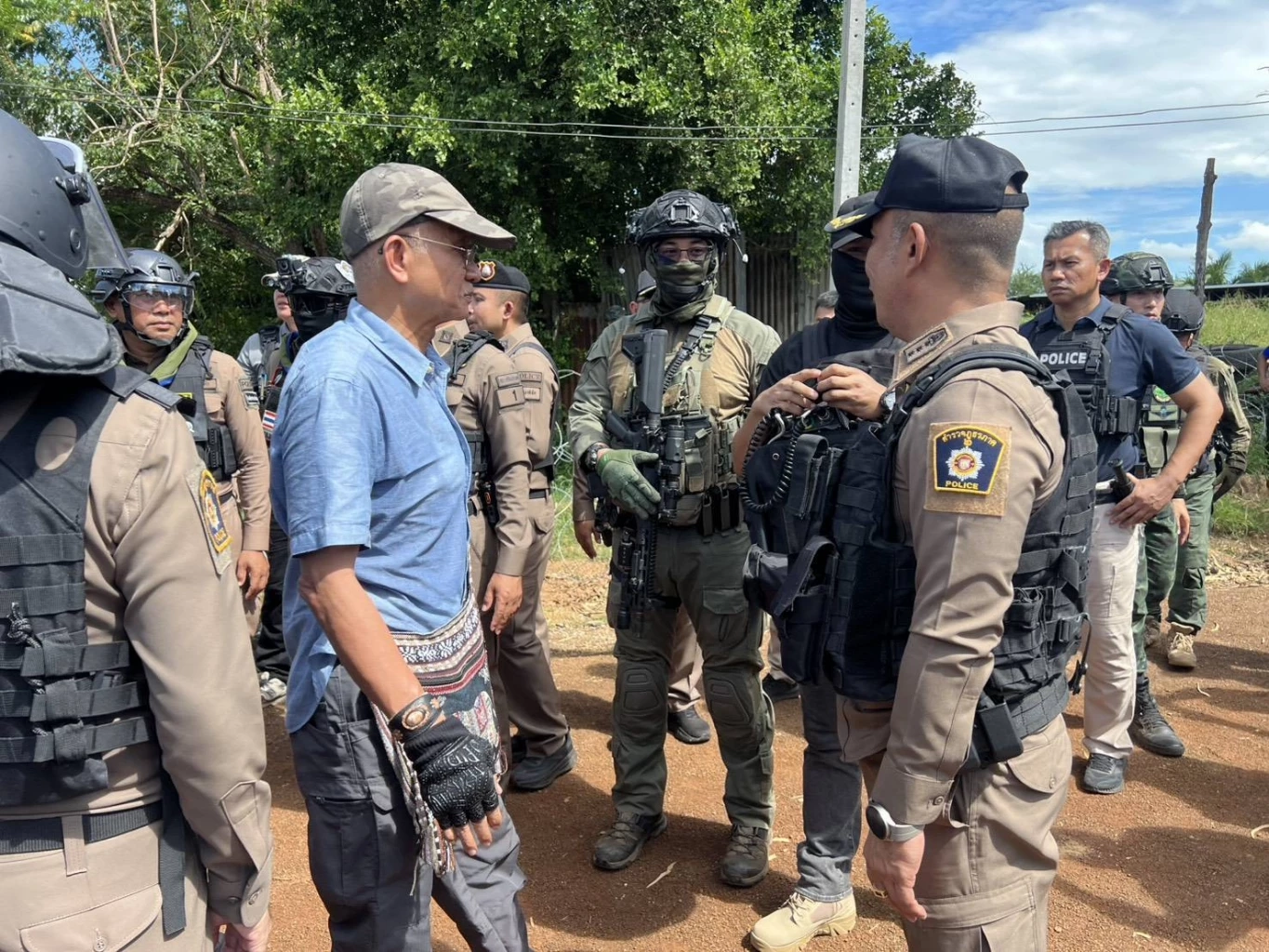 "บิ๊กดุลย์" ขอ "วีระ" อย่ากดดันทหาร รัฐบาลมีกลไกแก้ปัญหาอยู่แล้ว