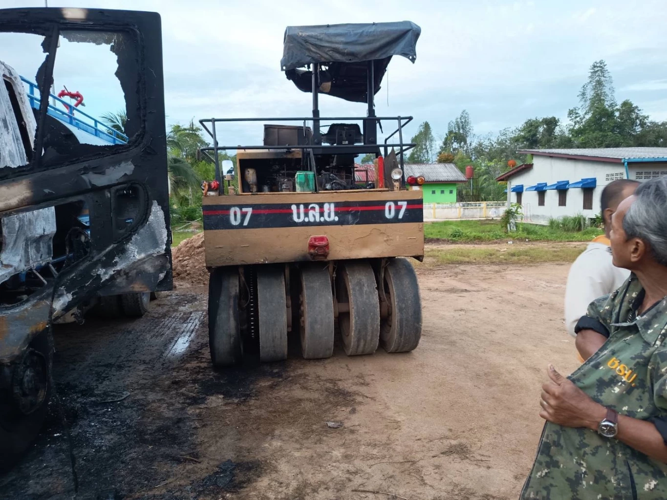 ระทึก! คนร้ายบุกเผารถทำถนน 4 คัน ที่เจาะไอร้อง จ.นราธิวาส