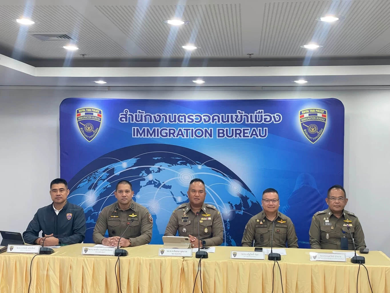 สตม.ทลาย 2 แก๊งอาชญากรรมข้ามชาติกลางสนามบิน ค้ามนุษย์-ปลอมพาสปอร์ต