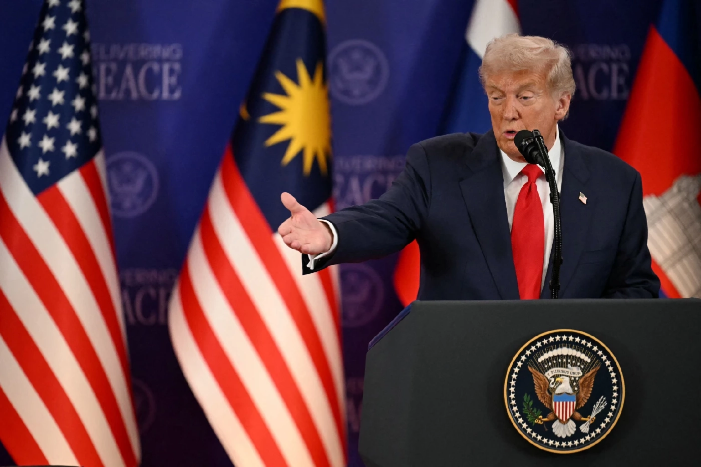 นาทีประวัติศาสตร์! "ทรัมป์" เป็นสักขีพยาน "อนุทิน" จับมือ "ฮุน มาเนต"