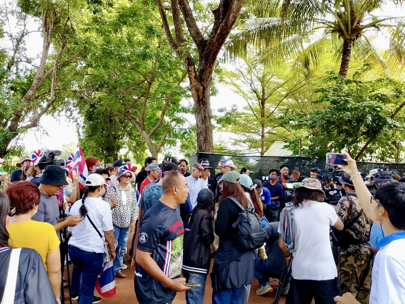 กัมพูชาขนสื่อเข้าหนองหญ้าแก้ว ปลุกระดมบิดเบือน ให้ไทยปล่อยเชลย