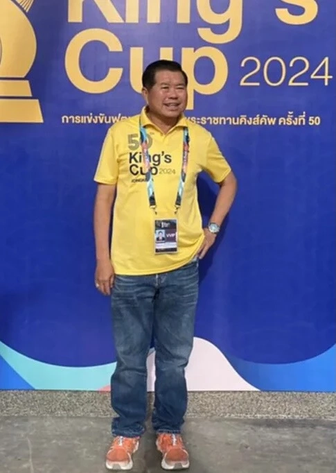 นิพนธ์ เป็นผู้ที่อยู่เบื้องหลังทีมลูกหนังสงขลา และเคยจัดฟุตบอลคิงส์คัพ