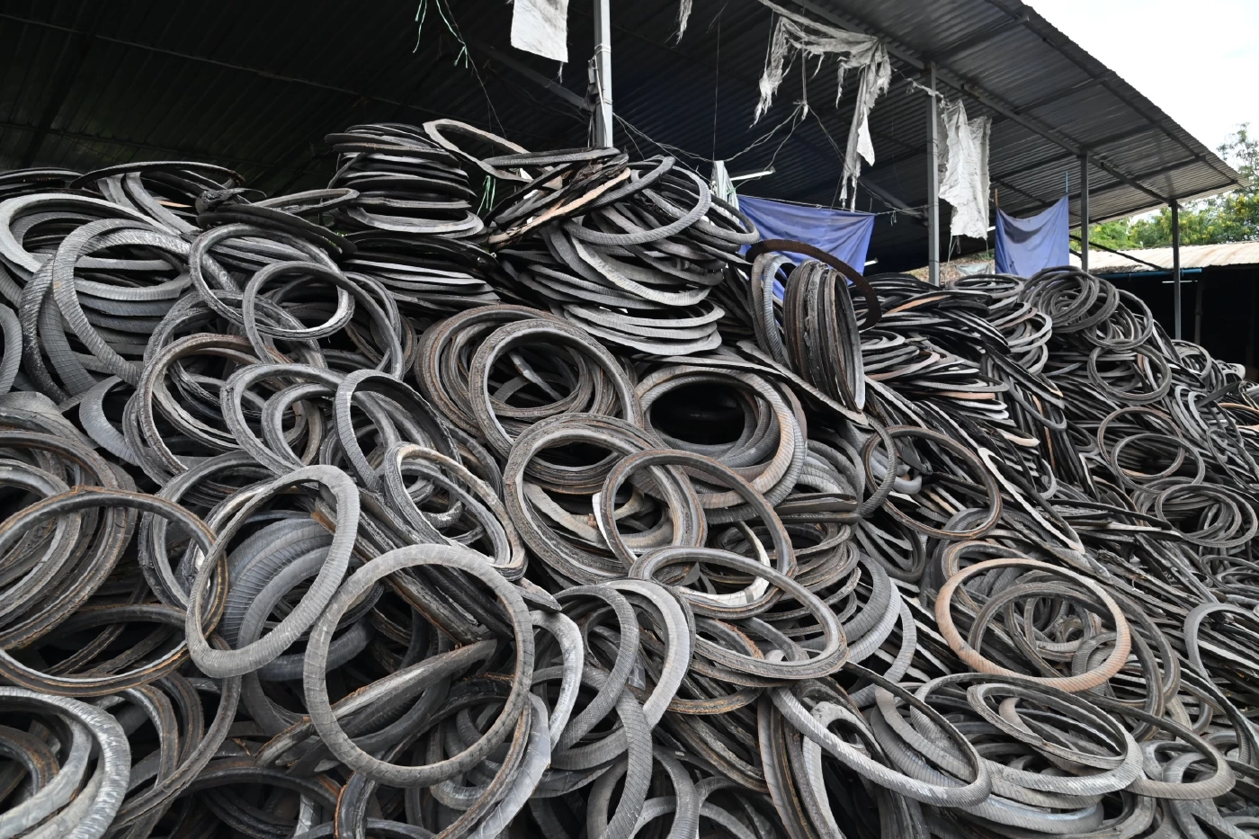 “ธนกร” ส่ง “ชุดเต็มเหนี่ยว” ลุยตรวจโรงงานระยอง เจอกากอุตสาหกรรมปนเปื้อน 1 แสนตัน! สั่งปิด 2 โรงงาน