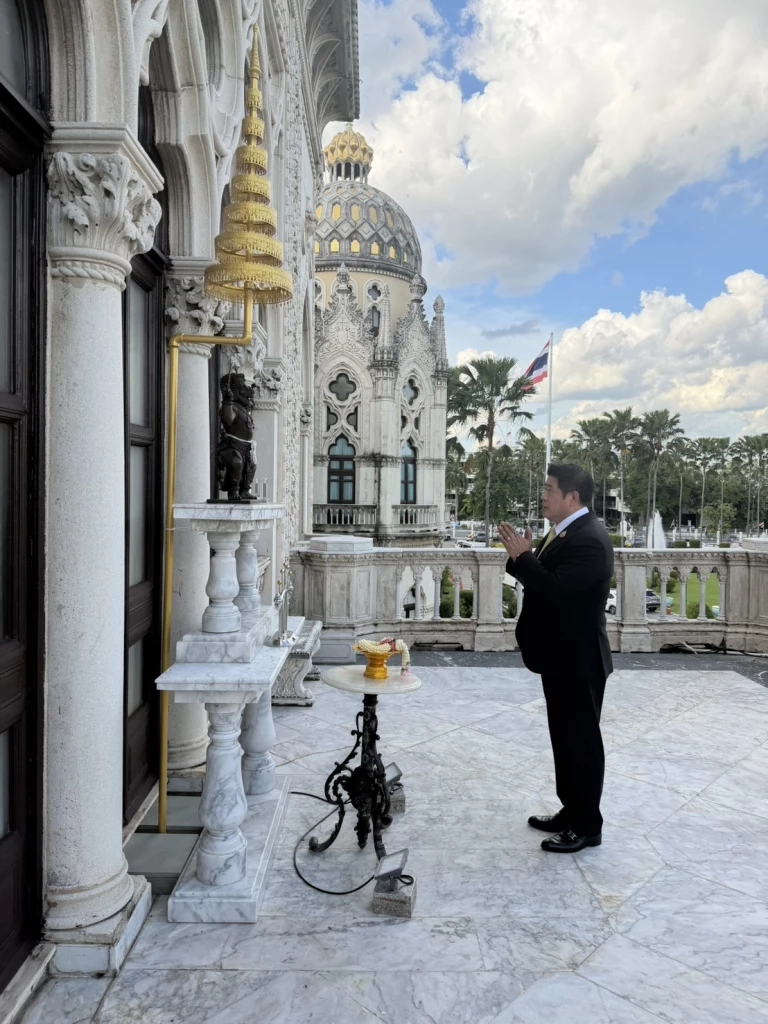 \"นายกฯอนุทิน\" พา \"ธรรมนัส\" ไหว้ \"องค์นรสิงห์\" หน้าระเบียงตึกไทยคู่ฟ้า