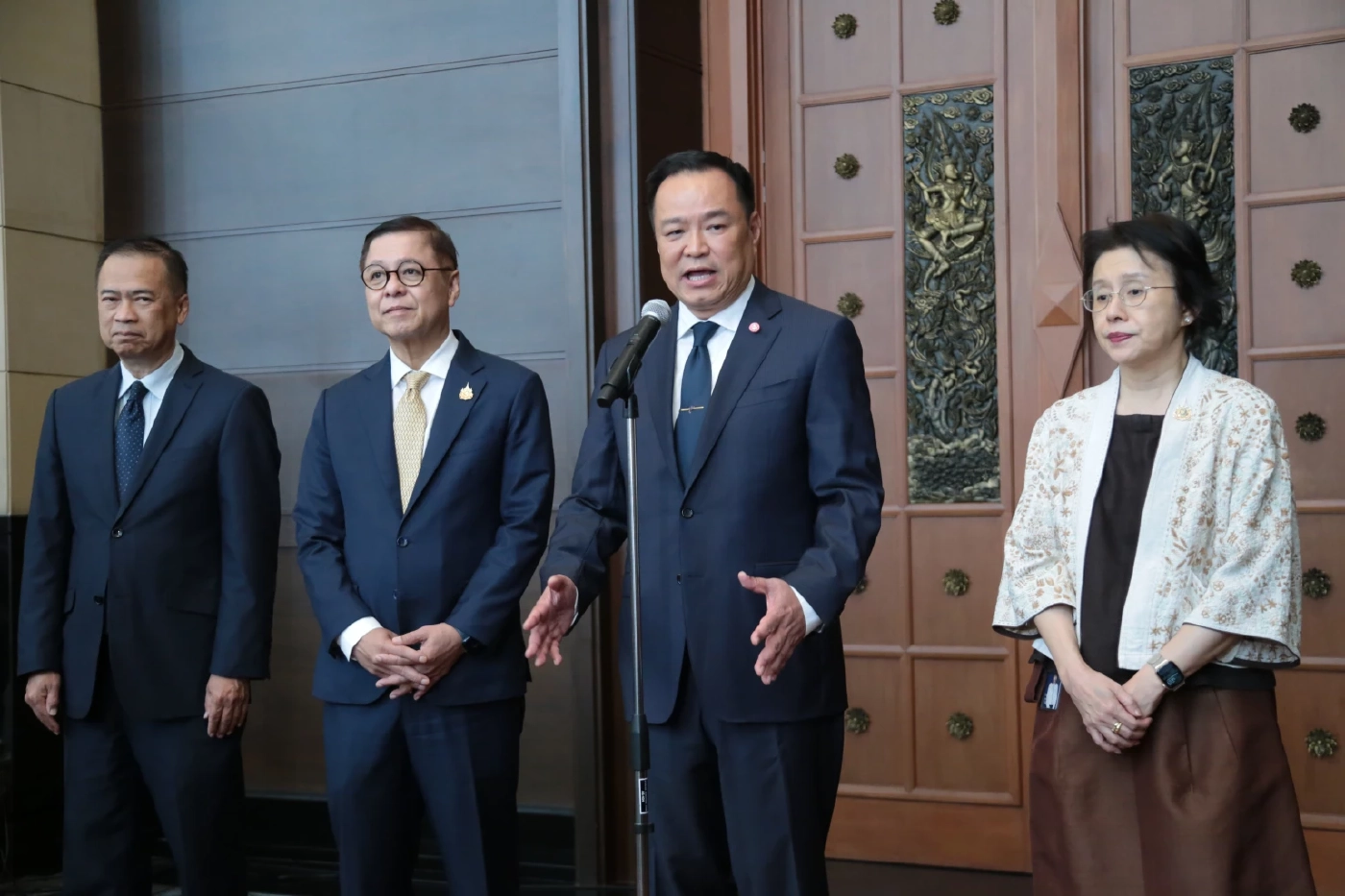 นายอนุทิน ชาญวีรกูล นายกรัฐมนตรี