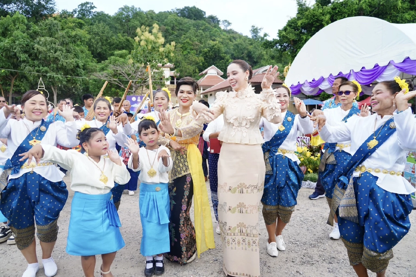 วธ.จัดใหญ่ประเพณี "ตักบาตรเทโว" เทศกาลออกพรรษา จ.อุทัยธานี