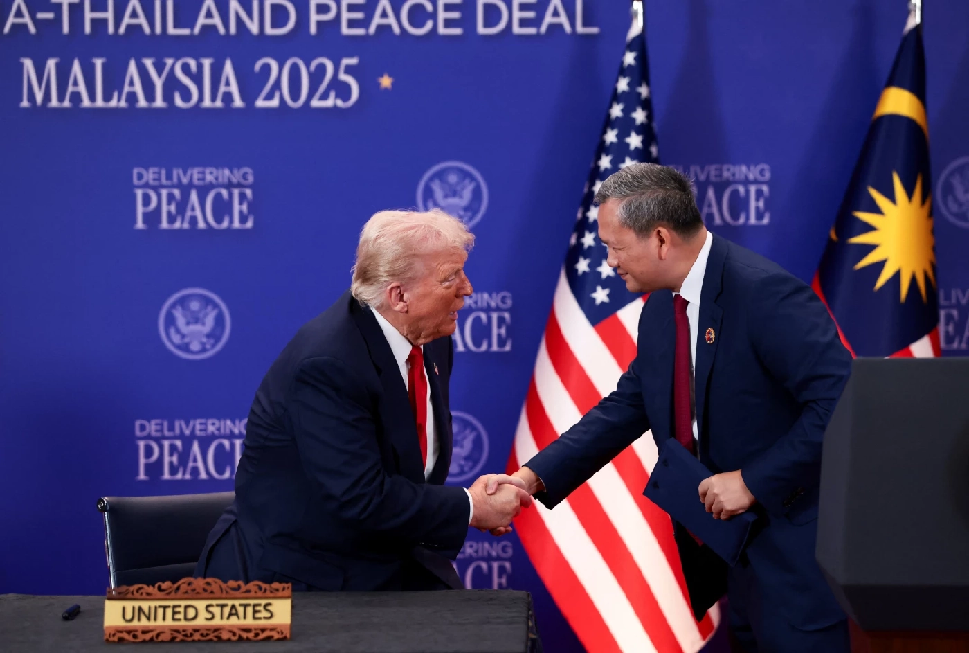 นาทีประวัติศาสตร์! "ทรัมป์" เป็นสักขีพยาน "อนุทิน" จับมือ "ฮุน มาเนต"