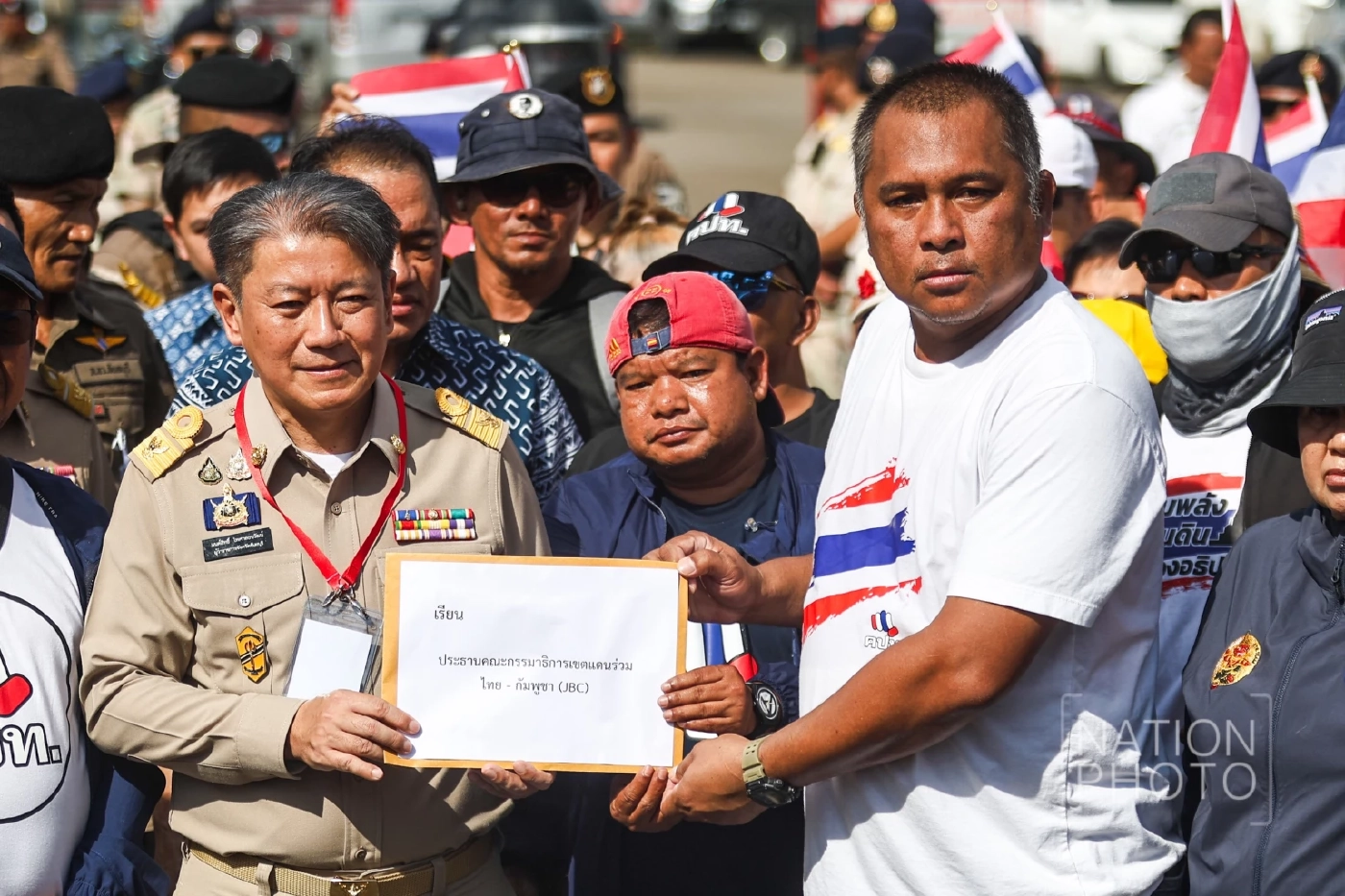 คปท. บุกยื่นหนังสือหน้าที่ประชุม JBC จ.จันทบุรี ร้องเลื่อนประชุม