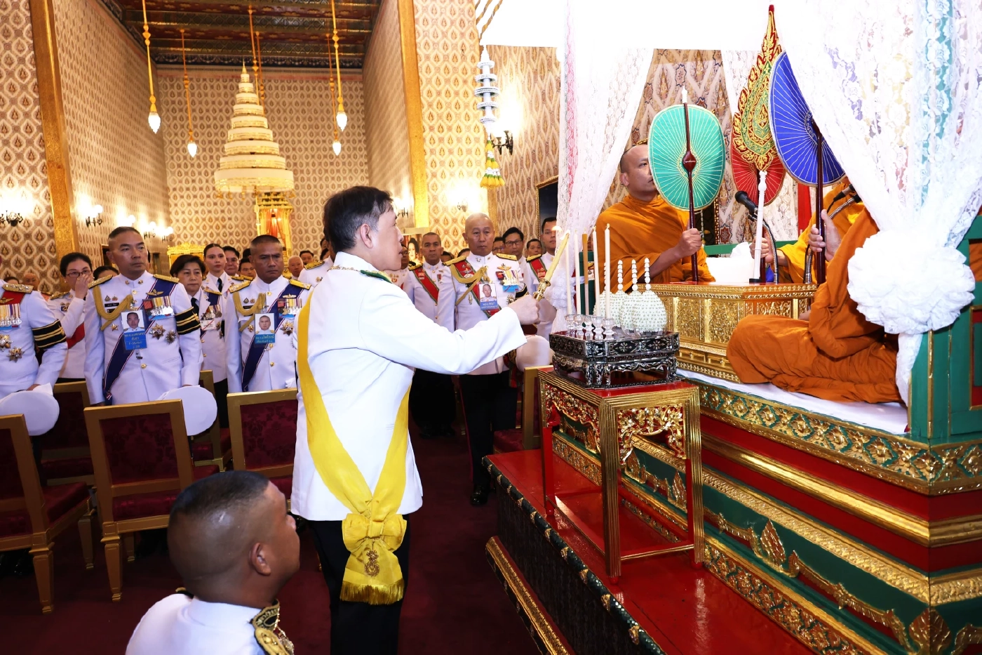 "ในหลวง-ราชินี" ถวายน้ำสรงพระบรมศพ "สมเด็จพระพันปีหลวง"