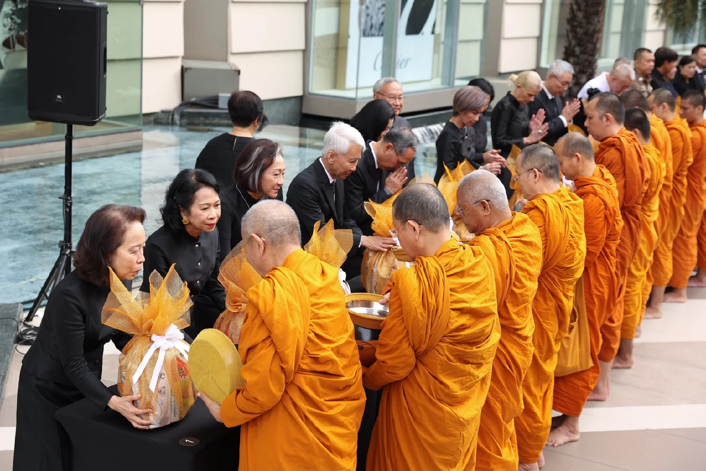 สยามพิวรรธน์ ตักบาตร 93 รูป ถวายพระราชกุศล สัตตมวาร สมเด็จพระพันปีหลวง