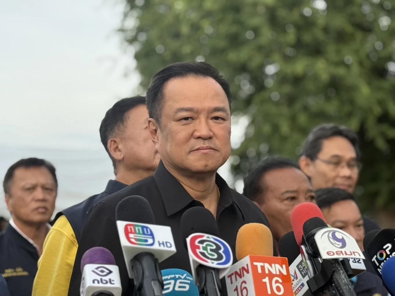 \"นายกฯอนุทิน\" ถามคนเป็นห่วงหรือสมน้ำหน้า? หลัง \"สะดุดล้มตอนลง ฮ.\"