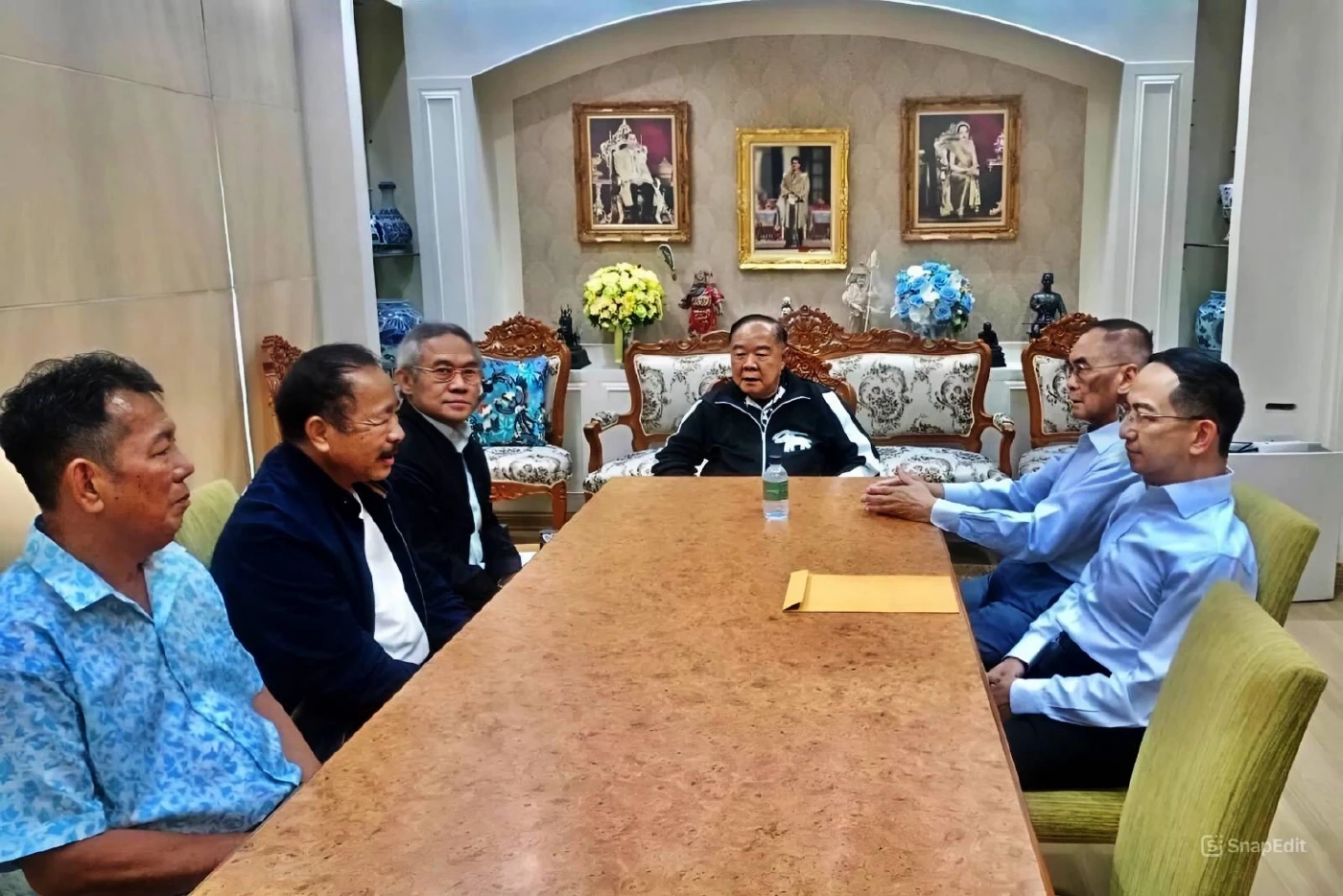 \"บิ๊กป้อม\" ลุยต่อการเมือง เปิดรับ \"ตระกูลอดิเรกสาร\" ร่วมสู้ศึกเลือกตั้งครั้งหน้า