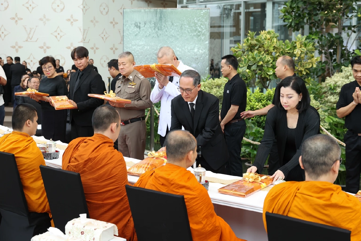 สยามพิวรรธน์ ตักบาตร 93 รูป ถวายพระราชกุศล สัตตมวาร สมเด็จพระพันปีหลวง