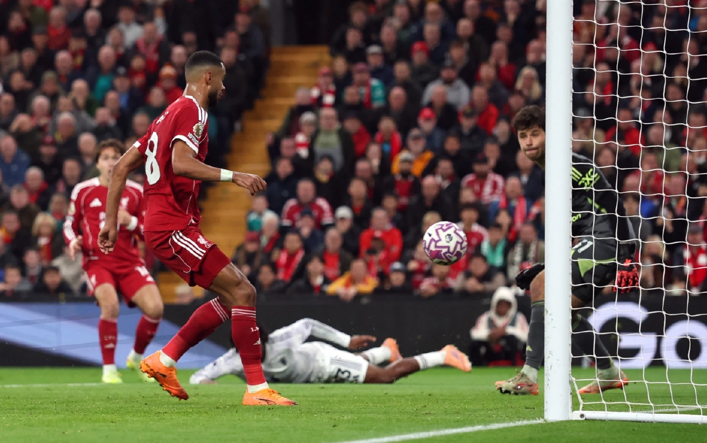 เก็บตก พรีเมียร์ลีก : แมนเชสเตอร์ ยูไนเต็ด บุกทุบลิเวอร์พูล 2-1 แม็กไกวร์ซัดชัย