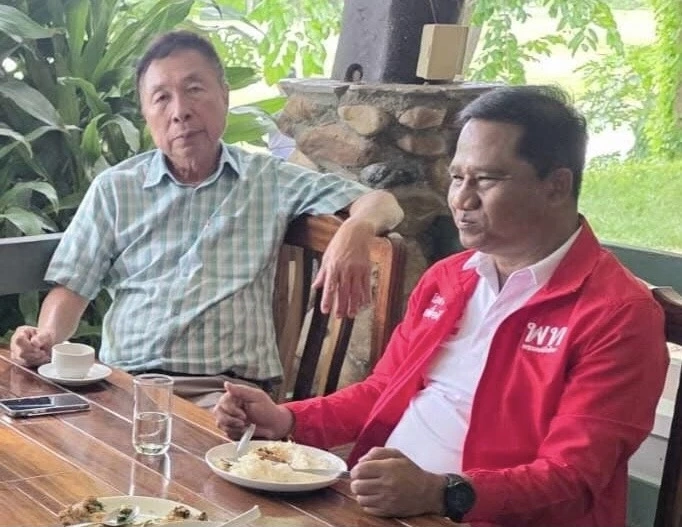 กำนันหยุน นั่งคุยกับ พล.อ.ชินวัฒน์ ค่ายสีแดง